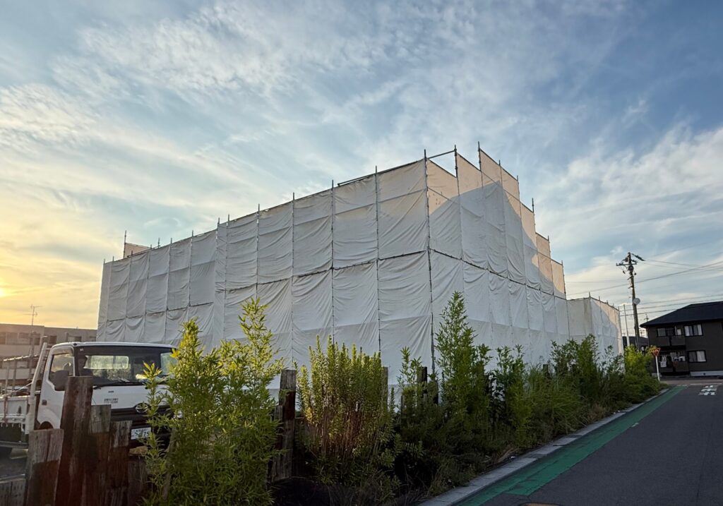 三重県 四日市市 鳶工事 足場工事 改修足場 解体養生足場 吊り足場 新築足場 プラント足場 仮囲い工事 鈴鹿市 桑名市